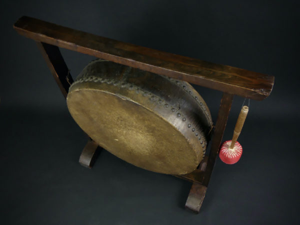 Grand taiko tambour de temple suspendu (dessus 3/4)