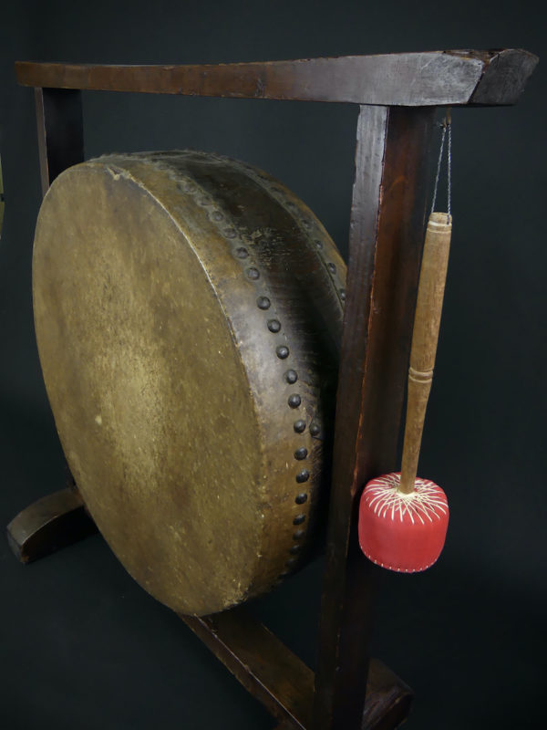 Grand taiko tambour de temple suspendu (3/4 dos)