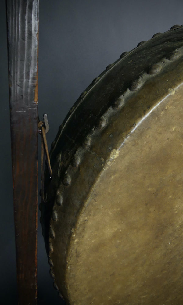 Grand taiko tambour de temple suspendu (détail)
