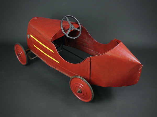 Voiture à pédales Devisix en tôle rouge (3/4 dos)