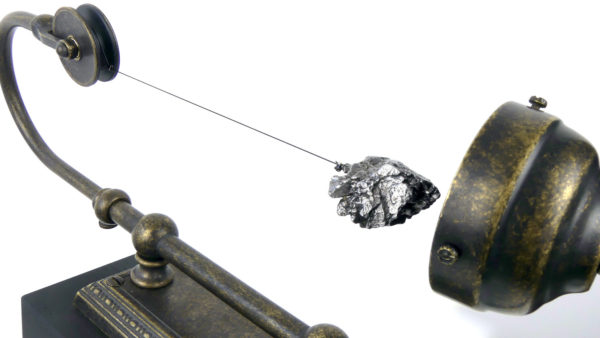 Météorite Sidérite en lévitation Steampunk (détail 3/4)