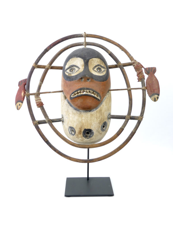 Masque céphalomorphe esprit masqué aux 2 poissons yupik (face)