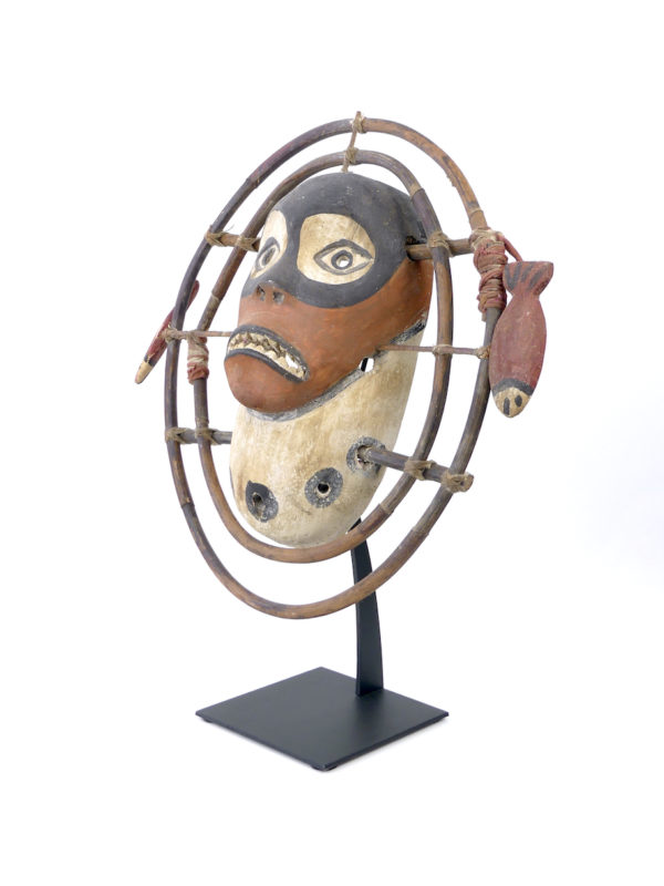 Masque céphalomorphe esprit masqué aux 2 poissons yupik (3/4)