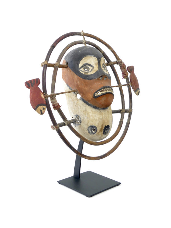 Masque céphalomorphe esprit masqué aux 2 poissons yupik (3/4)