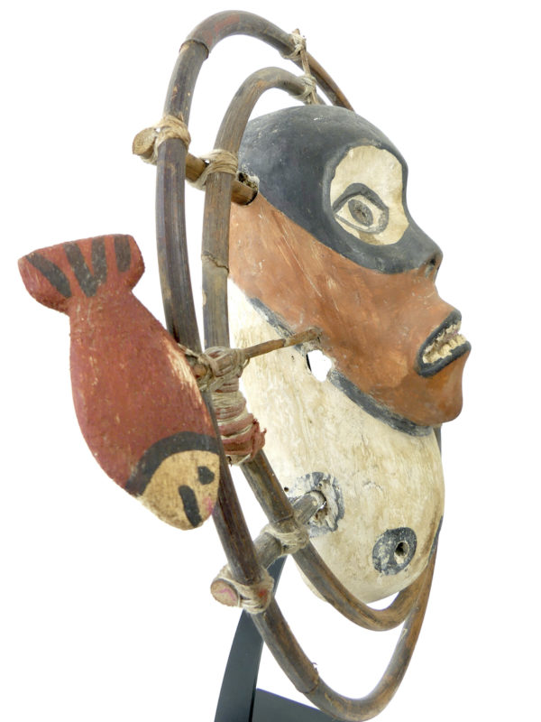 Masque céphalomorphe esprit masqué aux 2 poissons yupik (3/4)
