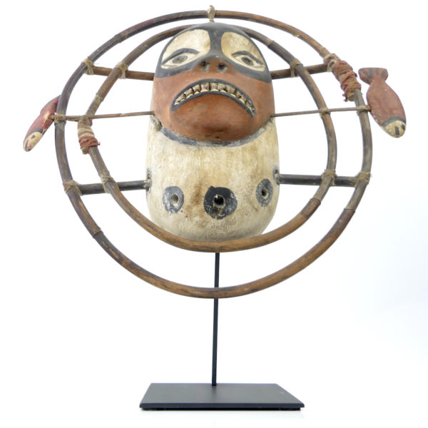 Masque céphalomorphe esprit masqué aux 2 poissons yupik (dessous)