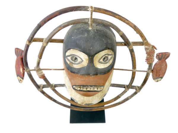 Masque céphalomorphe esprit masqué aux 2 poissons yupik (dessus)
