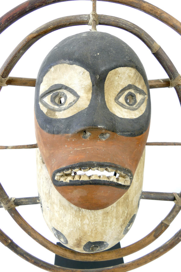 Masque céphalomorphe esprit masqué aux 2 poissons yupik (détail face)