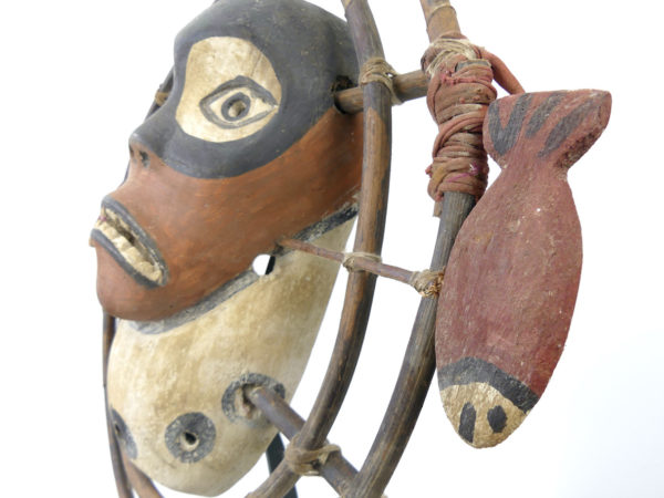 Masque céphalomorphe esprit masqué aux 2 poissons yupik (3/4)
