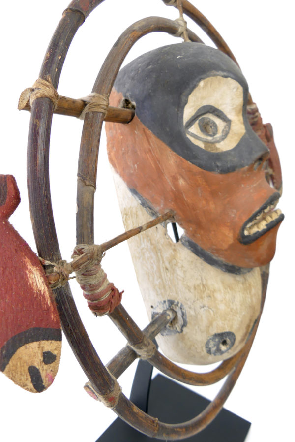 Masque céphalomorphe esprit masqué aux 2 poissons yupik (3/4)