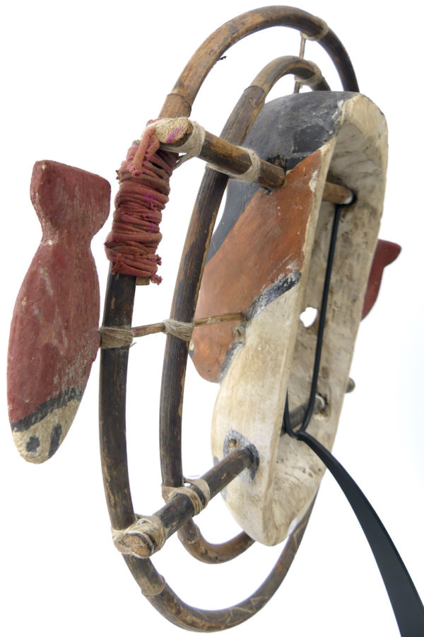 Masque céphalomorphe esprit masqué aux 2 poissons yupik (3/4 dos)