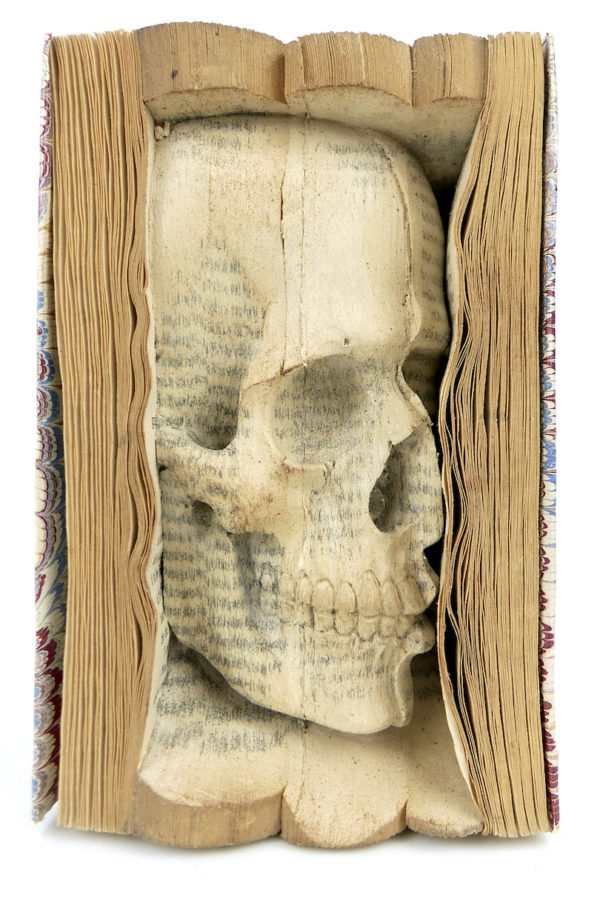 Livre sculpté tête de mort (face)