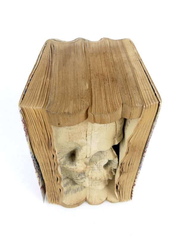 Livre sculpté tête de mort (dessus)