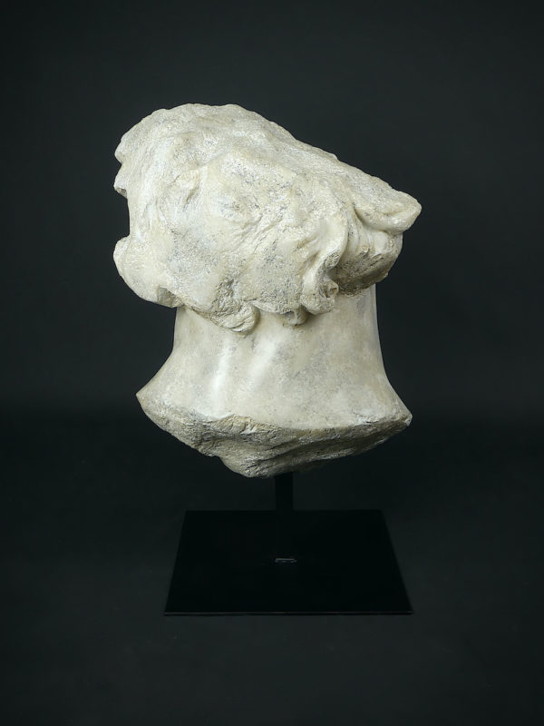 Grand fragment d’Apollon sur pied (dos)