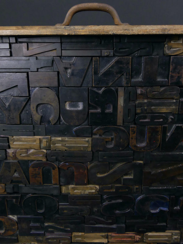 Grand cadre de caractères d’imprimerie en bois (détail)