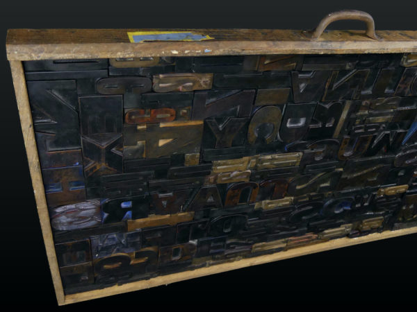 Grand cadre de caractères d’imprimerie en bois (détail)