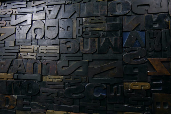 Grand cadre de caractères d’imprimerie en bois (détail)