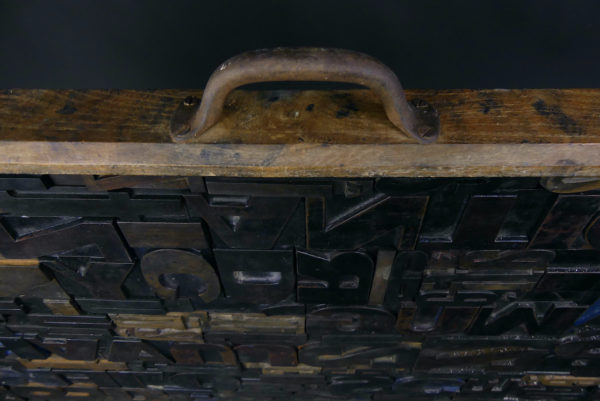 Grand cadre de caractères d’imprimerie en bois (détail poignée)