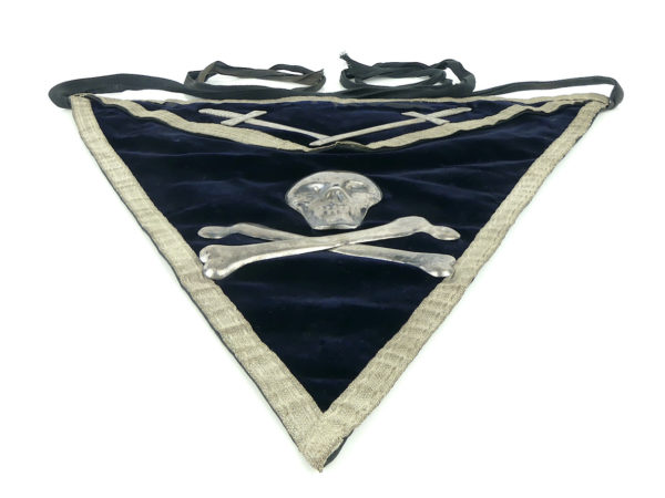 Tablier maçonnique ancien en argent sterling et velours (dessus)
