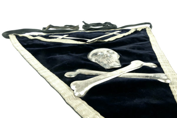 Tablier maçonnique ancien en argent sterling et velours (détail dessus)