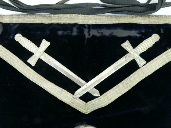 Tablier maçonnique ancien en argent sterling et velours (détail épées)