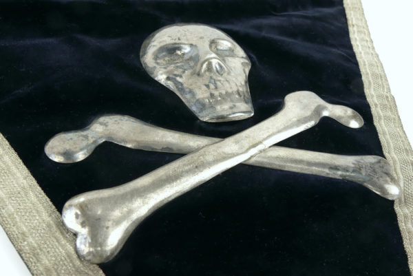 Tablier maçonnique ancien en argent sterling et velours (détail crâne os)