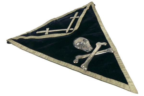 Tablier maçonnique ancien en argent sterling et velours (dessus 3/4)