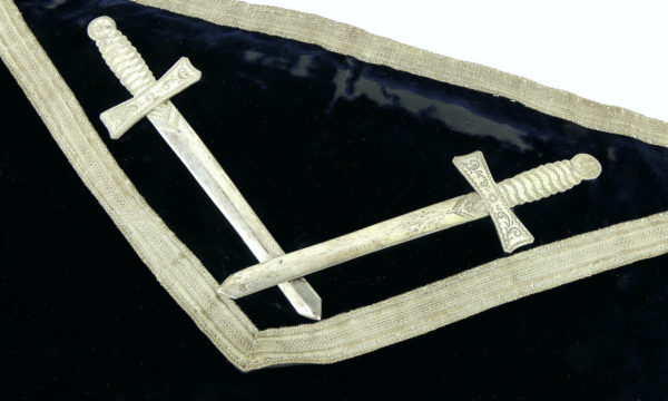 Tablier maçonnique ancien en argent sterling et velours (détail épées)
