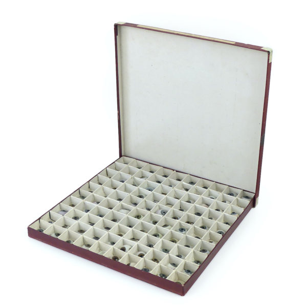 Coffret complet de 100 globes oculaires (ouvert)