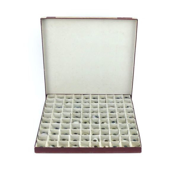 Coffret complet de 100 globes oculaires (ouvert)
