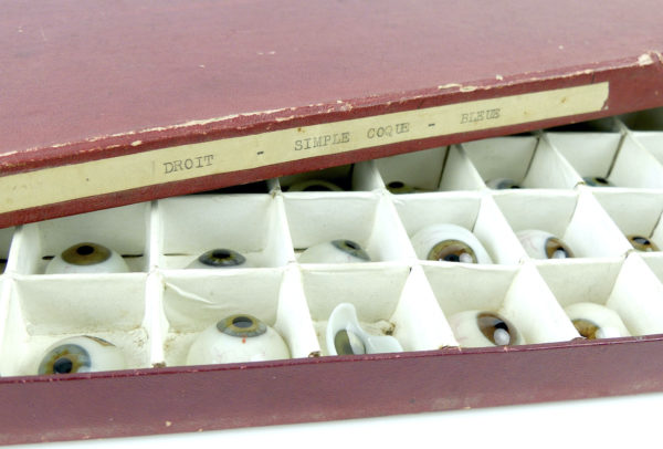 Coffret complet de 100 globes oculaires (détail)