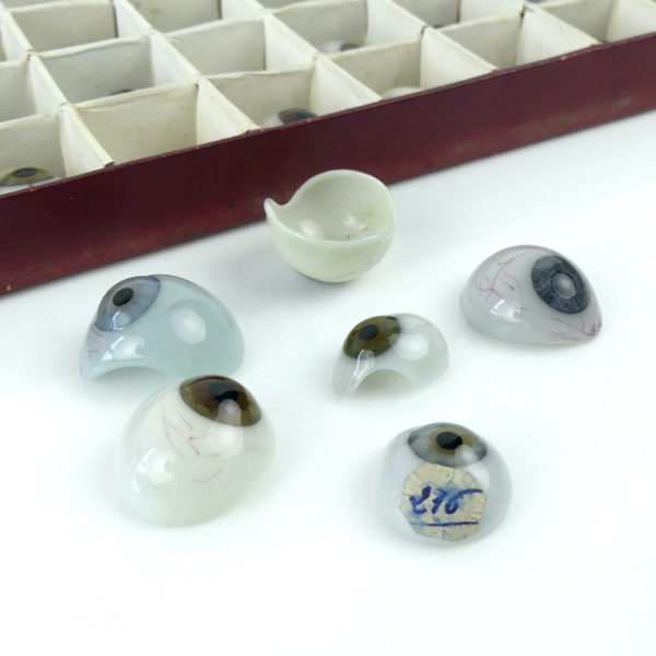 Coffret complet de 100 globes oculaires (détail)
