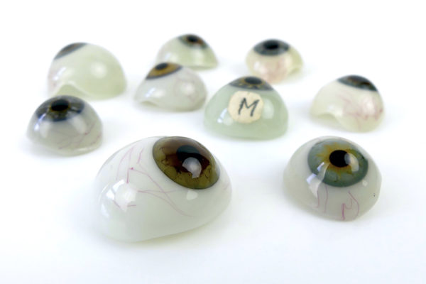Coffret complet de 100 globes oculaires (détail)