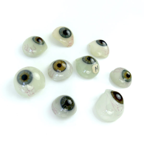 Coffret complet de 100 globes oculaires (détail)