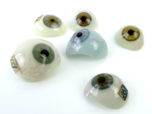 Coffret complet de 100 globes oculaires (détail)