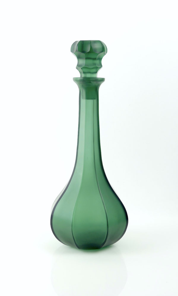 Carafe facettée vert ambré en verre poli satiné