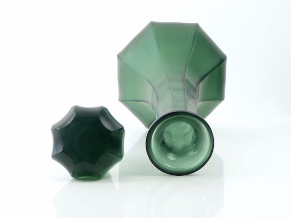 Carafe facettée vert ambré en verre poli satiné (ouverte)