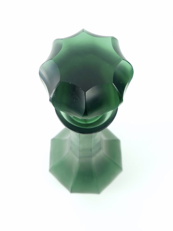 Carafe facettée vert ambré en verre poli satiné (dessus)