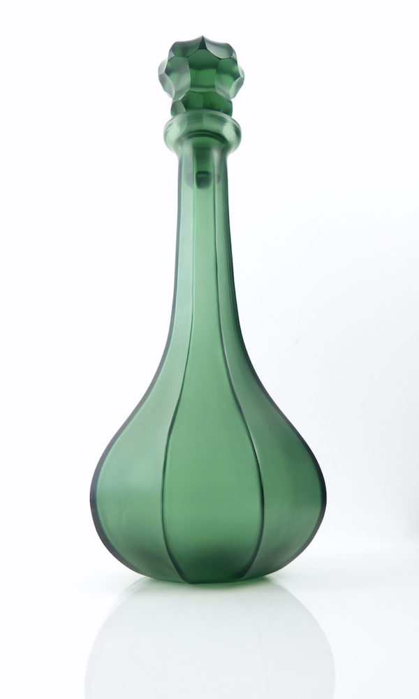 Carafe facettée vert ambré en verre poli satiné (face)
