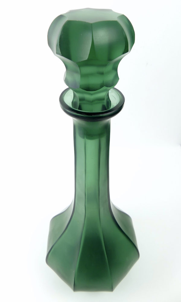 Carafe facettée vert ambré en verre poli satiné (face 3/4)