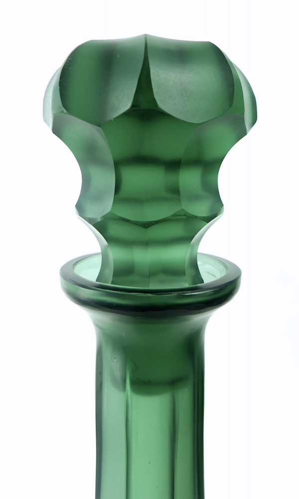 Carafe facettée vert ambré en verre poli satiné (détail)