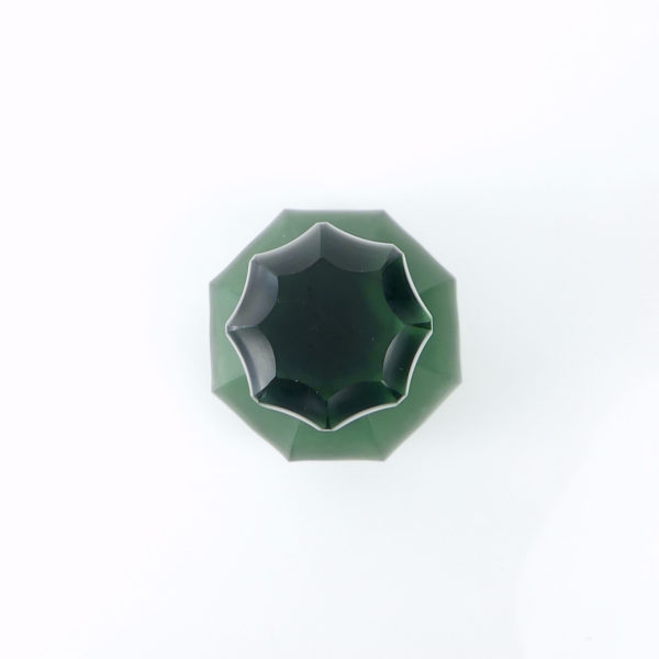 Carafe facettée vert ambré en verre poli satiné (dessus)