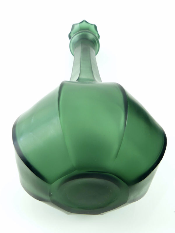 Carafe facettée vert ambré en verre poli satiné (dessous)