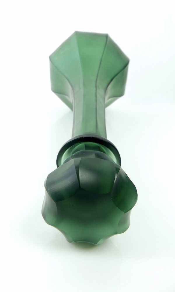 Carafe facettée vert ambré en verre poli satiné (dessus)