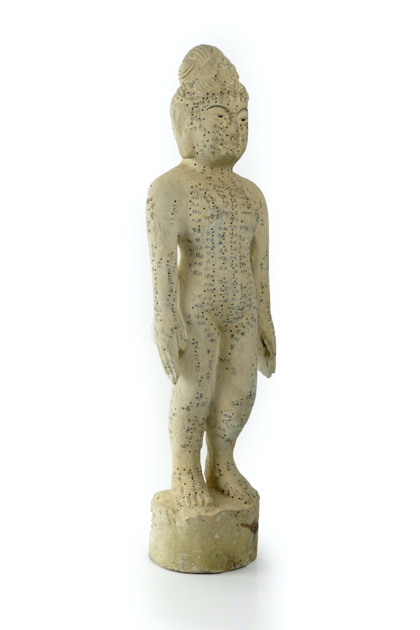 Mannequin acupuncture femme sculptée en bois léger (3/4)