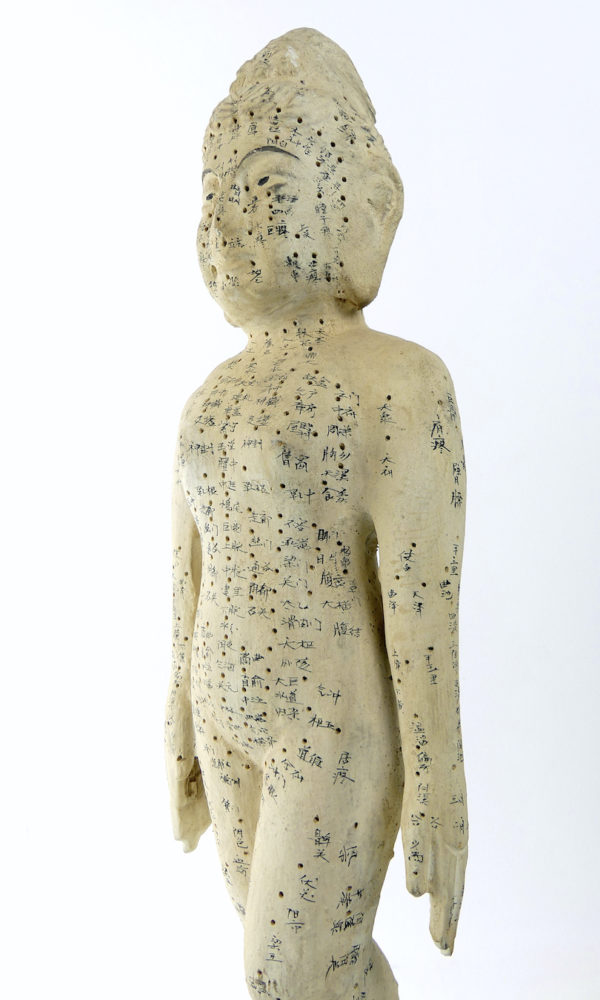 Mannequin acupuncture femme sculptée en bois léger (détail 3/4)