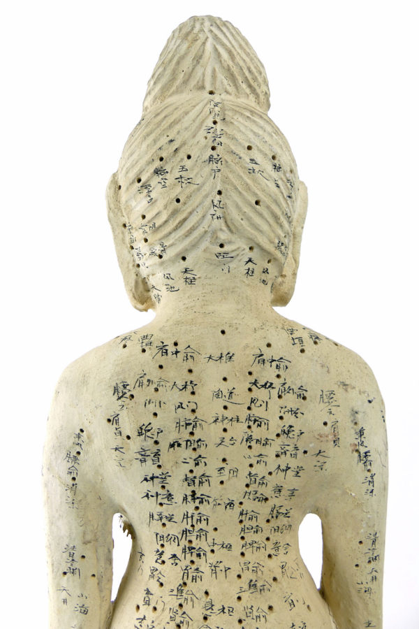 Mannequin acupuncture femme sculptée en bois léger (détail dos)