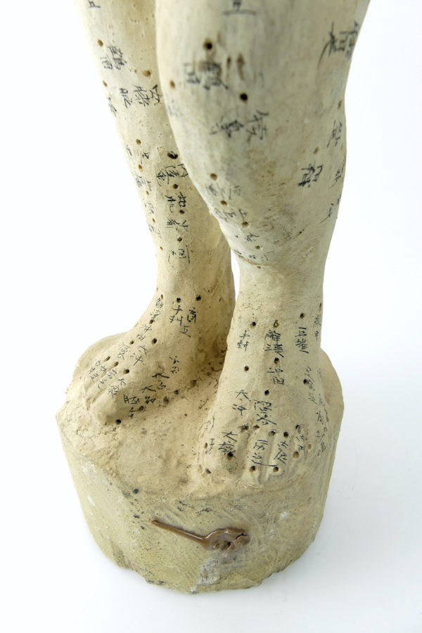 Mannequin acupuncture femme sculptée en bois léger (détail bas)
