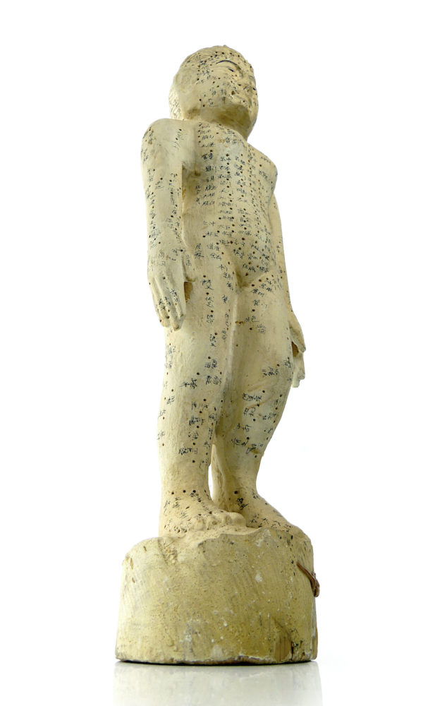 Mannequin acupuncture femme sculptée en bois léger (3/4)