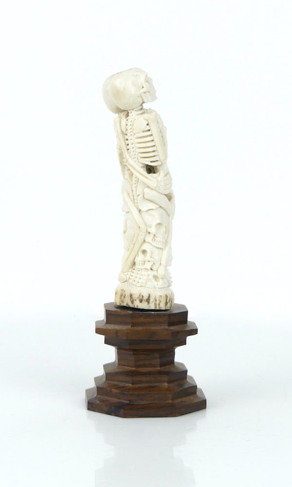 Petits squelettes enlacés Memento Mori (3/4 dos)